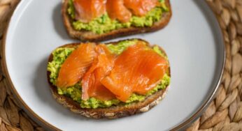 Bruschette con avocado e salmone: velocissime e sceniche. Le preparo per diversi tipi di occasione e vanno sempre a ruba