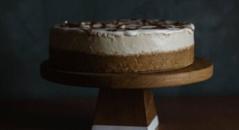 La cheesecake cocco e cioccolato è fresca e super golosa, la prepari senza usare il forno e non ti stanchi mai di mangiarla