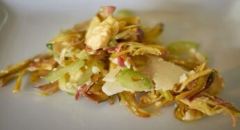 Mi aggiungo all’utimo alla grigliata di Pasquetta: ho preparato al volo un’insalata di carciofi leggera e saporita, perfetta per accompagnare sia carne che pesce