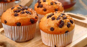 Muffin con gocce di cioccolato, gonfi, profumati e soffici a casa tutti ci facciamo colazione e merenda