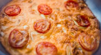 Quando mi avanzano gli spaghetti ai pomodorini preparo una deliziosa frittata talmente buona che me la chiedono tutti per il picnic di Pasquetta